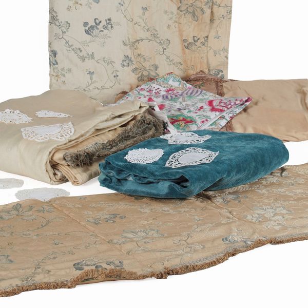 Lotto di diversi tessuti e centrini di pizzo  - Asta Antiquariato - Associazione Nazionale - Case d'Asta italiane