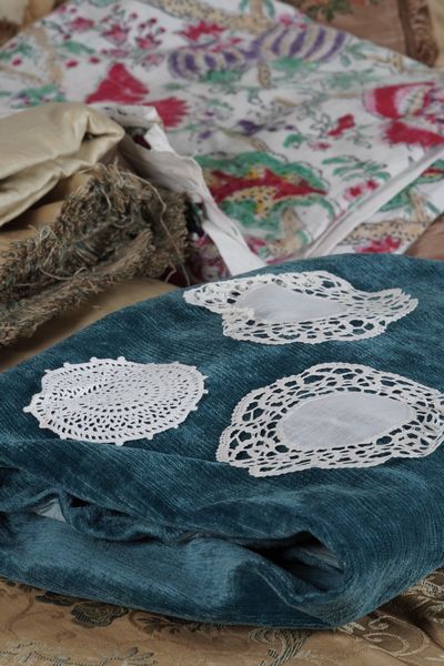 Lotto di diversi tessuti e centrini di pizzo  - Asta Antiquariato - Associazione Nazionale - Case d'Asta italiane