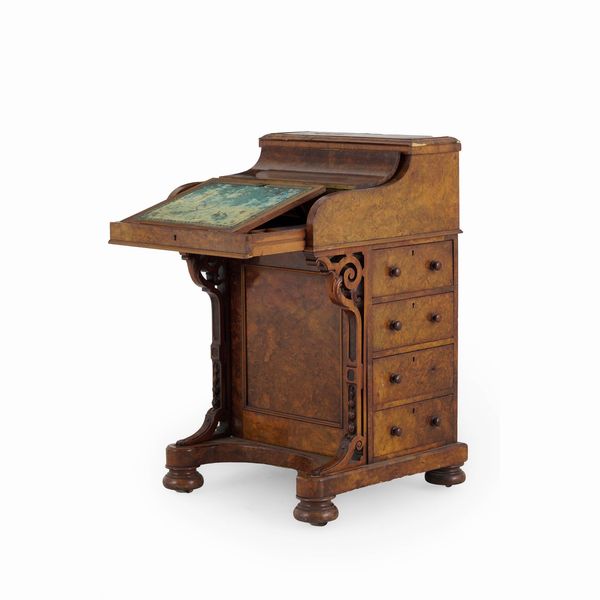 Piccolo scrittoio Davenport lastronato in radica. Inghilterra, XIX secolo  - Asta Antiquariato - Associazione Nazionale - Case d'Asta italiane