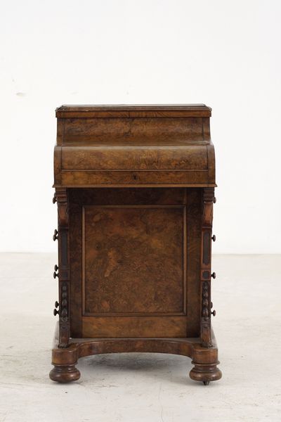 Piccolo scrittoio Davenport lastronato in radica. Inghilterra, XIX secolo  - Asta Antiquariato - Associazione Nazionale - Case d'Asta italiane