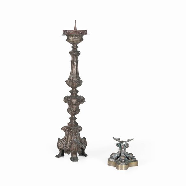 Un candeliere e un centrotavola in metallo  - Asta Antiquariato - Associazione Nazionale - Case d'Asta italiane