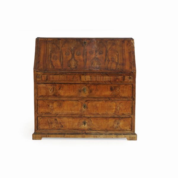 Cassettone con ribalta lastronato in radica. XVIII-XIX secolo  - Asta Antiquariato - Associazione Nazionale - Case d'Asta italiane