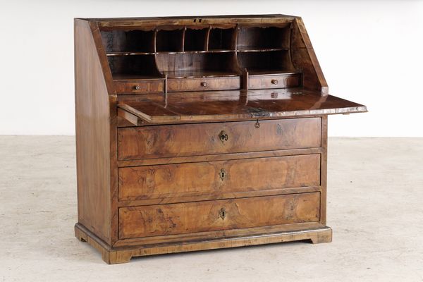 Cassettone con ribalta lastronato in radica. XVIII-XIX secolo  - Asta Antiquariato - Associazione Nazionale - Case d'Asta italiane