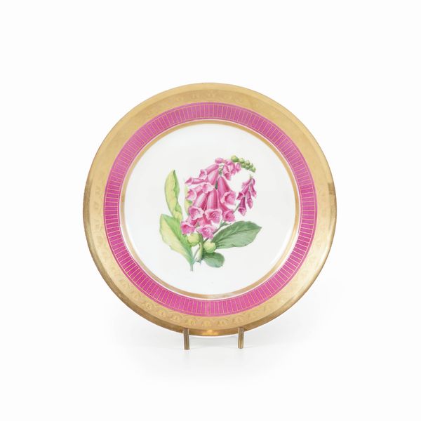 Piatto in porcellana con fiori e bordo dorato. Sc�lcher � Paris, XX secolo  - Asta Antiquariato - Associazione Nazionale - Case d'Asta italiane