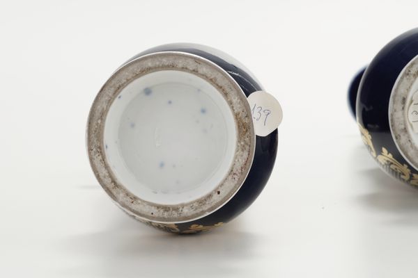 Coppia di bottiglie.<BR>Francia, fine del XIX secolo.  - Asta Antiquariato - Associazione Nazionale - Case d'Asta italiane