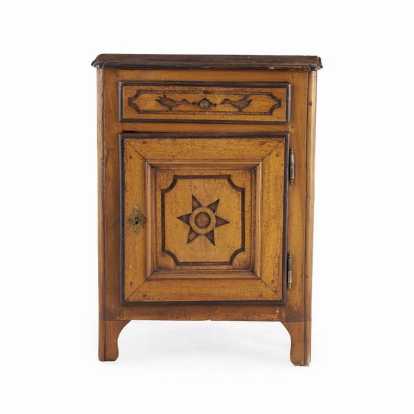 Comodino in legno intagliato. XX secolo  - Asta Antiquariato - Associazione Nazionale - Case d'Asta italiane