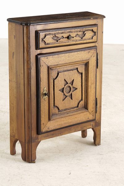 Comodino in legno intagliato. XX secolo  - Asta Antiquariato - Associazione Nazionale - Case d'Asta italiane