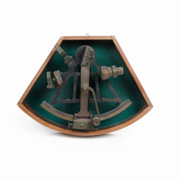 Sestante in metallo entro teca  - Asta Antiquariato - Associazione Nazionale - Case d'Asta italiane