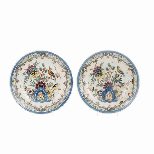Coppia di piatti in porcellana con fiori e uccelli  - Asta Antiquariato - Associazione Nazionale - Case d'Asta italiane