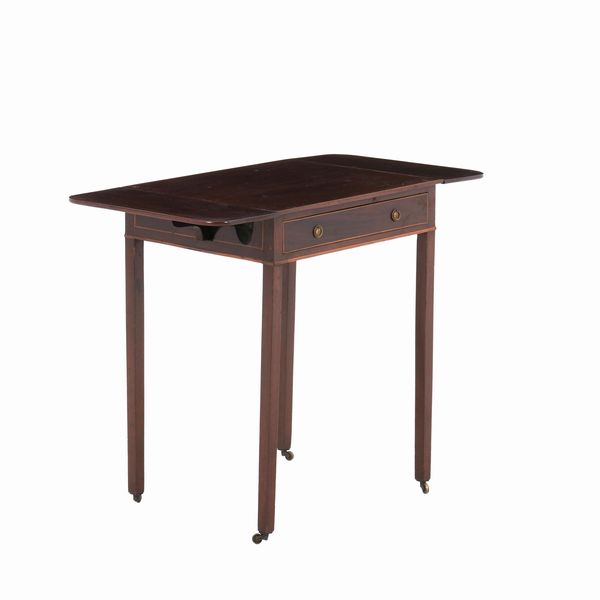 Tavolino in mogano. XIX-XX secolo  - Asta Antiquariato - Associazione Nazionale - Case d'Asta italiane