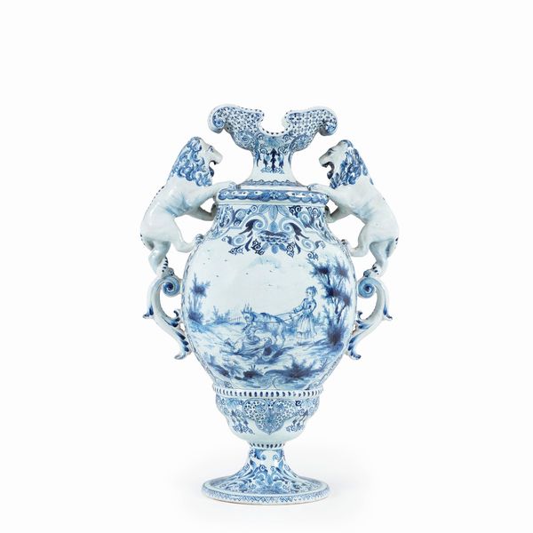 Grande vaso in maiolica con ansa a leone  - Asta Antiquariato - Associazione Nazionale - Case d'Asta italiane