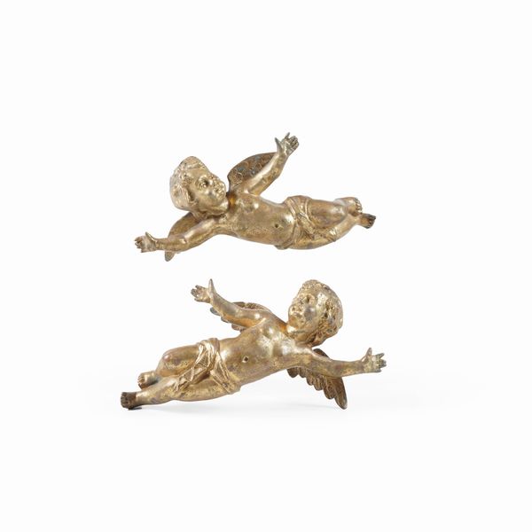 Coppia di angioletti in metallo dorato. XIX-XX secolo  - Asta Antiquariato - Associazione Nazionale - Case d'Asta italiane