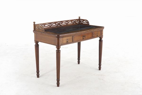 Scrittoio in noce. XIX secolo  - Asta Antiquariato - Associazione Nazionale - Case d'Asta italiane