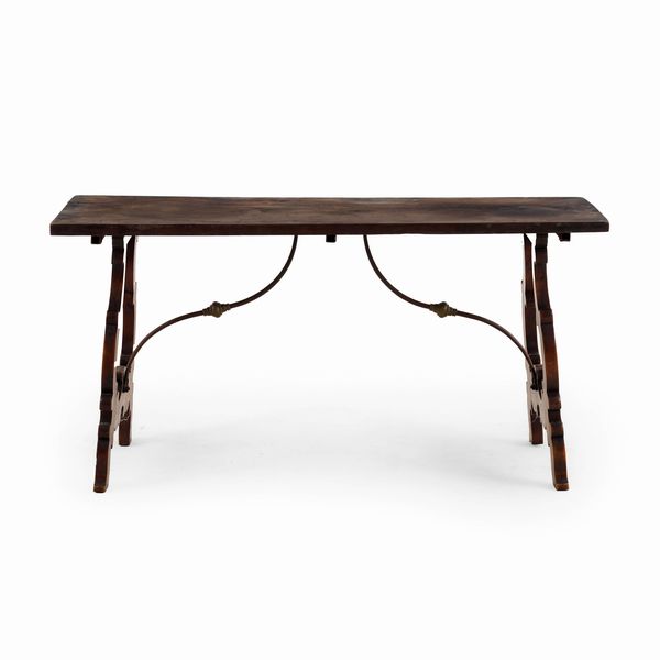 Tavolo fratino in legno intagliato. XX secolo  - Asta Antiquariato - Associazione Nazionale - Case d'Asta italiane