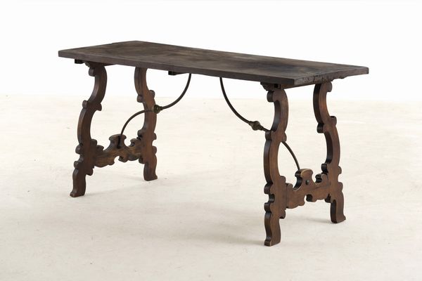 Tavolo fratino in legno intagliato. XX secolo  - Asta Antiquariato - Associazione Nazionale - Case d'Asta italiane