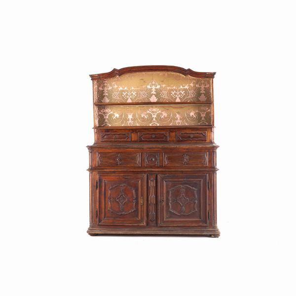 Credenza con fronte a riserve intagliate. Piemonte XVIII-XIX secolo  - Asta Antiquariato - Associazione Nazionale - Case d'Asta italiane