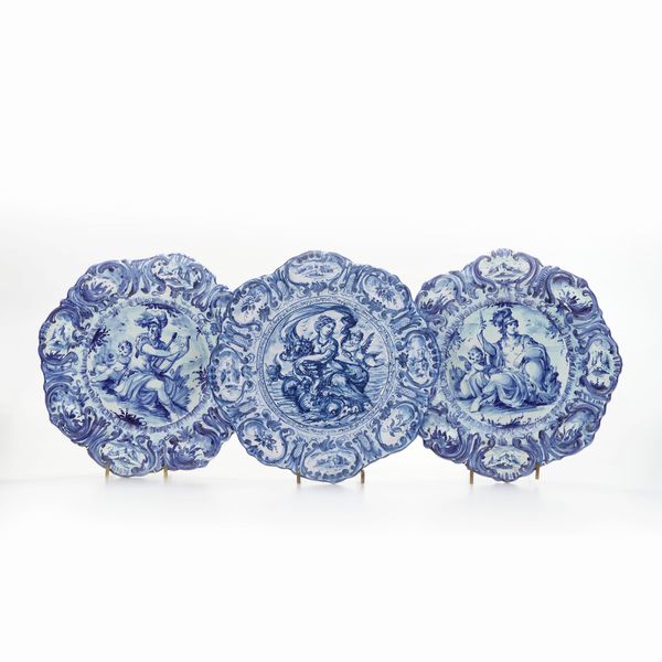 Tre piatti.<BR>Albisola, Manifattura Mazzotti, XX secolo  - Asta Antiquariato - Associazione Nazionale - Case d'Asta italiane