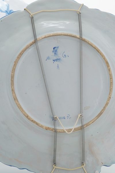 Tre piatti.<BR>Albisola, Manifattura Mazzotti, XX secolo  - Asta Antiquariato - Associazione Nazionale - Case d'Asta italiane