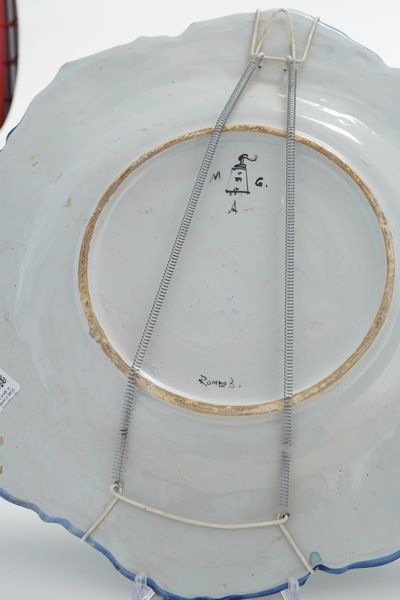 Tre piatti.<BR>Albisola, Manifattura Mazzotti, XX secolo  - Asta Antiquariato - Associazione Nazionale - Case d'Asta italiane