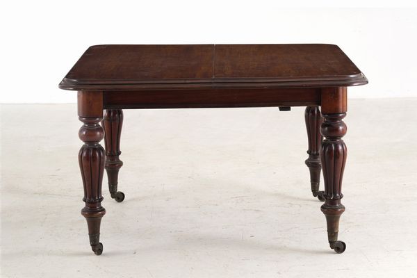 Tavolo allungabile in mogano. Inghilterra XIX secolo  - Asta Antiquariato - Associazione Nazionale - Case d'Asta italiane