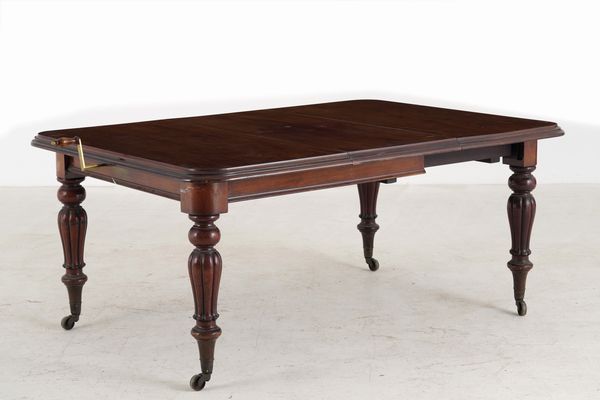 Tavolo allungabile in mogano. Inghilterra XIX secolo  - Asta Antiquariato - Associazione Nazionale - Case d'Asta italiane
