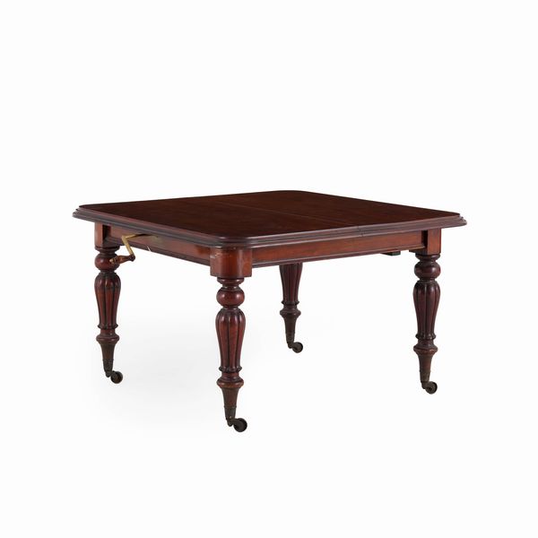 Tavolo allungabile in mogano. Inghilterra XIX secolo  - Asta Antiquariato - Associazione Nazionale - Case d'Asta italiane