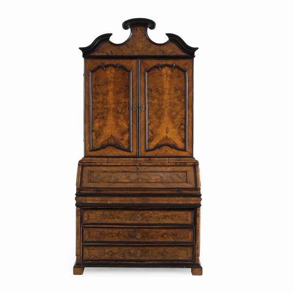 Trumeau lastronato in noce e radica di noce. Lombardia, XVIII secolo  - Asta Antiquariato - Associazione Nazionale - Case d'Asta italiane