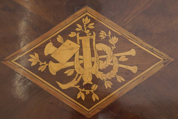Cassettone Luigi XVI lastronato e intarsiato. Fine del XVIII secolo  - Asta Antiquariato - Associazione Nazionale - Case d'Asta italiane