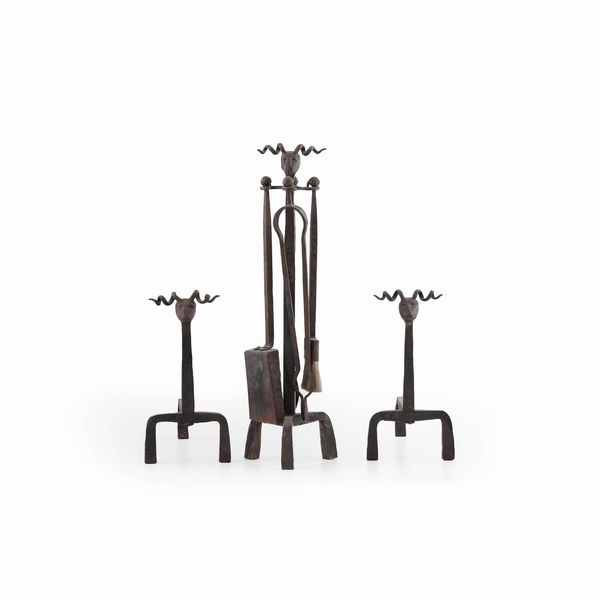 Set da camino in fetto battuto. XX secolo  - Asta Antiquariato - Associazione Nazionale - Case d'Asta italiane