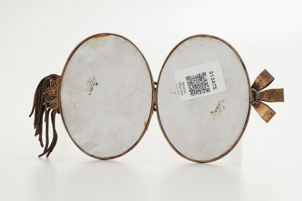Pendente in metallo dorato con coppia di miniature in porcellana di Limoges raffiguranti cherubini  - Asta Antiquariato - Associazione Nazionale - Case d'Asta italiane