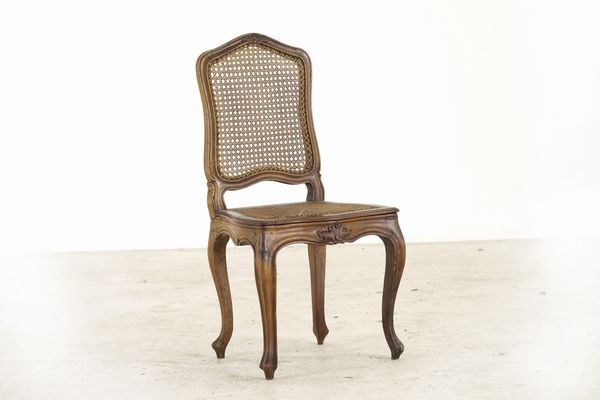 Tre sedie in noce intagliato. XVIII secolo  - Asta Antiquariato - Associazione Nazionale - Case d'Asta italiane