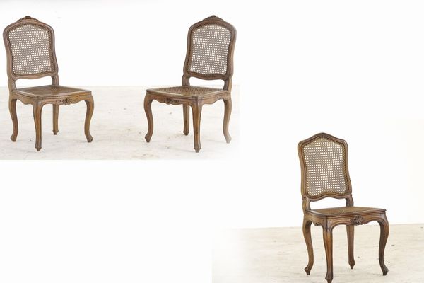 Tre sedie in noce intagliato. XVIII secolo  - Asta Antiquariato - Associazione Nazionale - Case d'Asta italiane