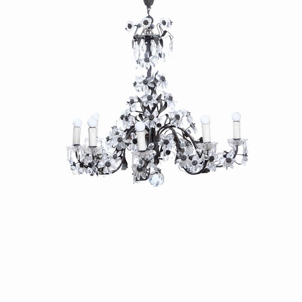 Lampadario a otto luci in metallo e cristalli  - Asta Antiquariato - Associazione Nazionale - Case d'Asta italiane