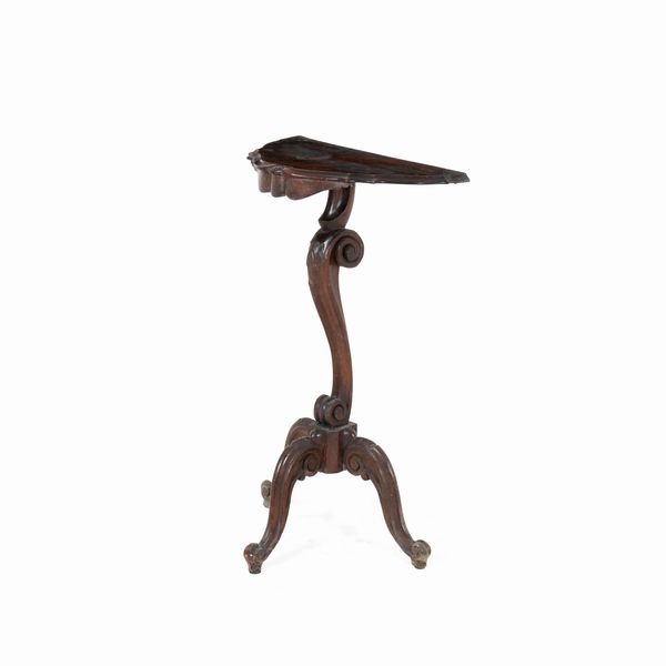 Gueridon in stile Luigi XV in legno intagliato  - Asta Antiquariato - Associazione Nazionale - Case d'Asta italiane