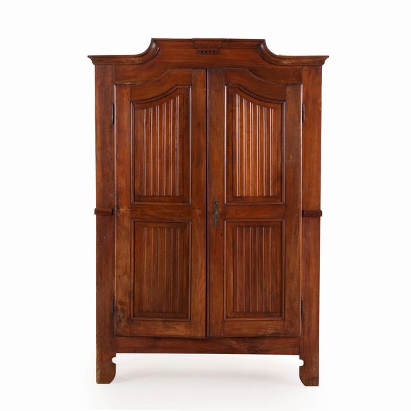 Armadio a due ante in legno intagliato. Prima met del XX secolo  - Asta Antiquariato - Associazione Nazionale - Case d'Asta italiane