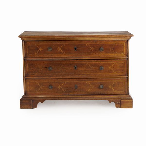 Cassettone intarsiato in stile secentesco. Costruito con elementi antichi  - Asta Antiquariato - Associazione Nazionale - Case d'Asta italiane