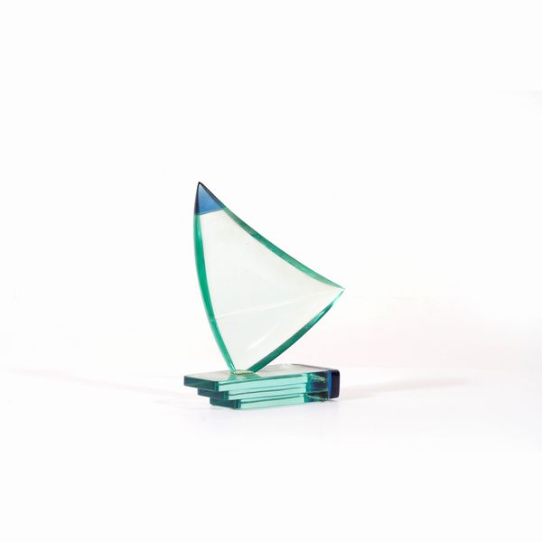 Scultura in vetro molato parzialmente policromo a foggia di vela  - Asta Antiquariato - Associazione Nazionale - Case d'Asta italiane