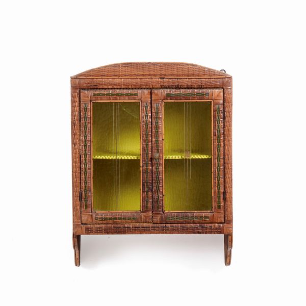 Vetrinetta pensile coperta in vimini intrecciato. XX secolo  - Asta Antiquariato - Associazione Nazionale - Case d'Asta italiane