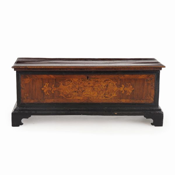 Cassapanca in noce e radica di noce, Veneto, XVIII secolo  - Asta Antiquariato - Associazione Nazionale - Case d'Asta italiane