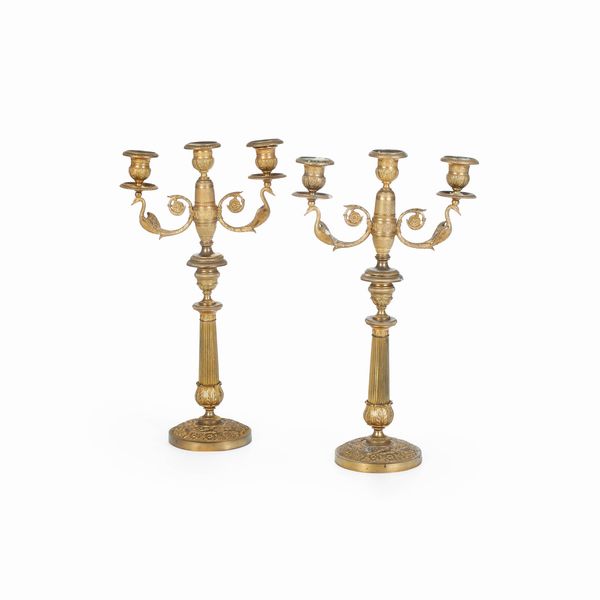 Coppia di candelabri a tre luci in bronzo dorato e cesellato. XIX-XX secolo  - Asta Antiquariato - Associazione Nazionale - Case d'Asta italiane