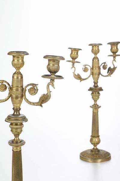 Coppia di candelabri a tre luci in bronzo dorato e cesellato. XIX-XX secolo  - Asta Antiquariato - Associazione Nazionale - Case d'Asta italiane