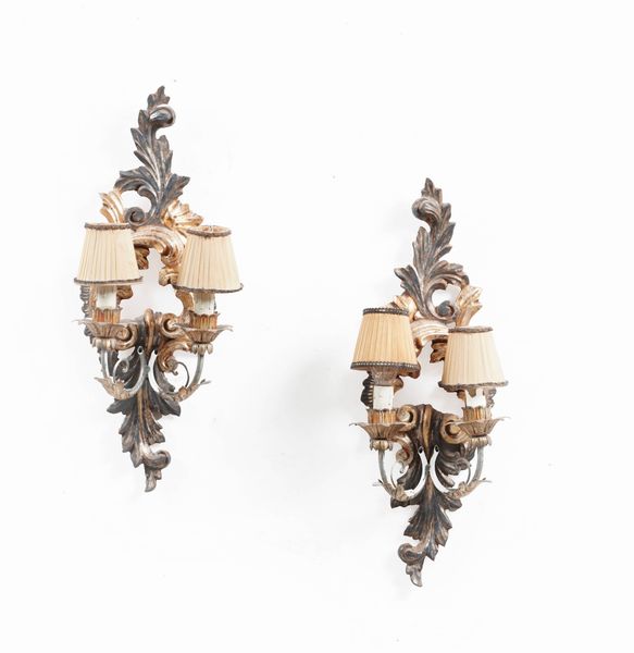 Coppia di appliques in stile barocco in legno intagliato e metallo argentati e dorati  - Asta Antiquariato - Associazione Nazionale - Case d'Asta italiane