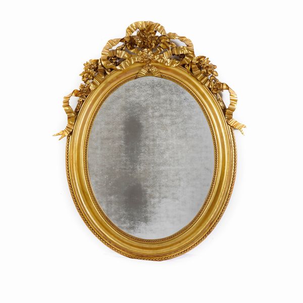 Specchiera ovale dorata in legno intagliato e pastiglia. XIX-XX secolo  - Asta Antiquariato - Associazione Nazionale - Case d'Asta italiane