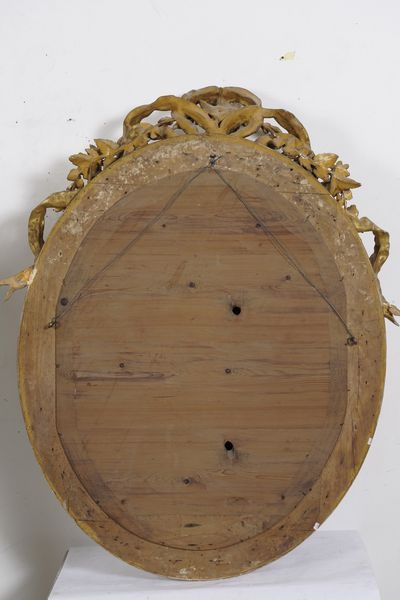 Specchiera ovale dorata in legno intagliato e pastiglia. XIX-XX secolo  - Asta Antiquariato - Associazione Nazionale - Case d'Asta italiane