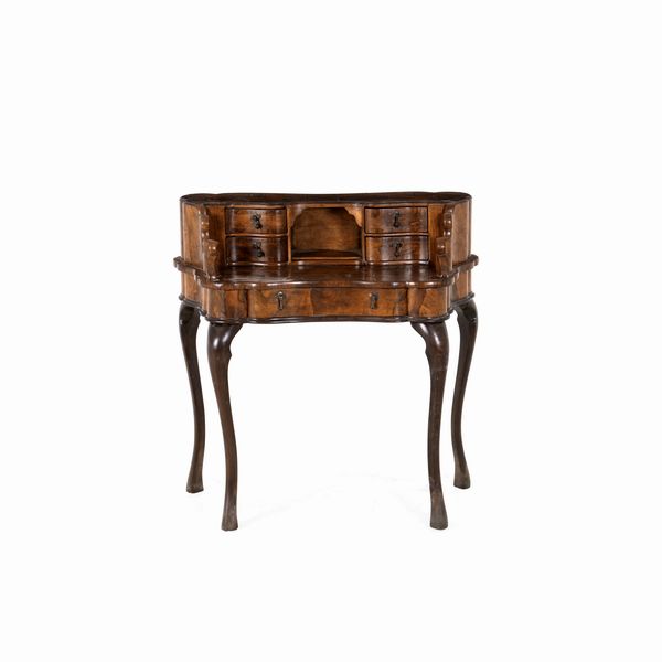 Piccolo scrittoio da centro in legno lastronato stile barocchetto. XX secolo  - Asta Antiquariato - Associazione Nazionale - Case d'Asta italiane