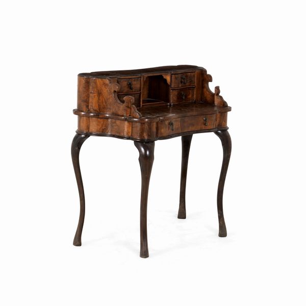Piccolo scrittoio da centro in legno lastronato stile barocchetto. XX secolo  - Asta Antiquariato - Associazione Nazionale - Case d'Asta italiane