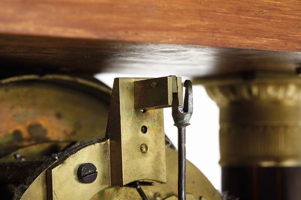 Pendola da tavolo a quattro colonne. XIX secolo  - Asta Antiquariato - Associazione Nazionale - Case d'Asta italiane