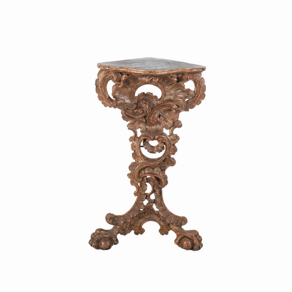 Trespolo angolare in legno intagliato e dorato. XVIII-XIX secolo  - Asta Antiquariato - Associazione Nazionale - Case d'Asta italiane