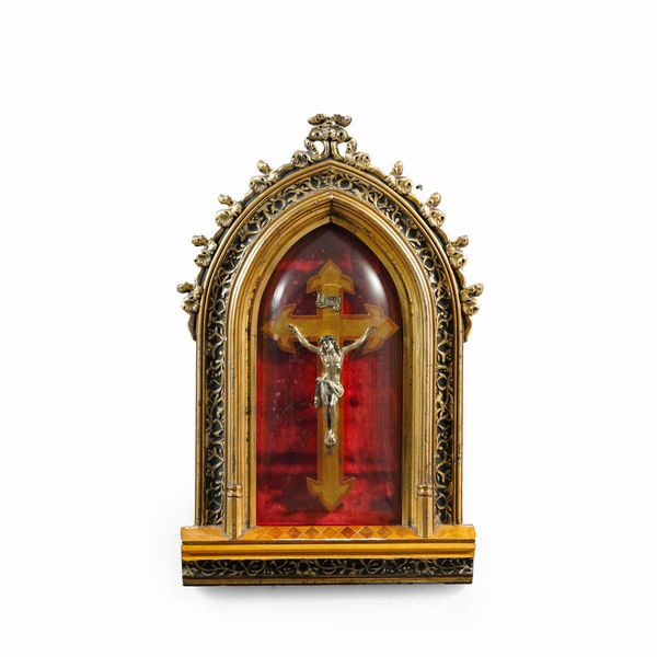Crocifisso in metallo argentato entro teca neogotica. XX secolo  - Asta Antiquariato - Associazione Nazionale - Case d'Asta italiane