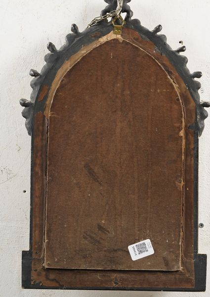 Crocifisso in metallo argentato entro teca neogotica. XX secolo  - Asta Antiquariato - Associazione Nazionale - Case d'Asta italiane